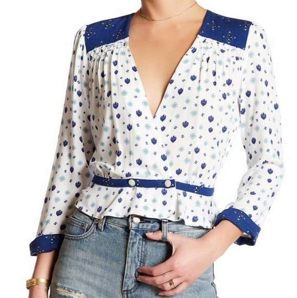Free People Top Half Wrap V-Neck Long Sleeve Cinched Waist Ivory Blue M NWT - Picture 4 of 8